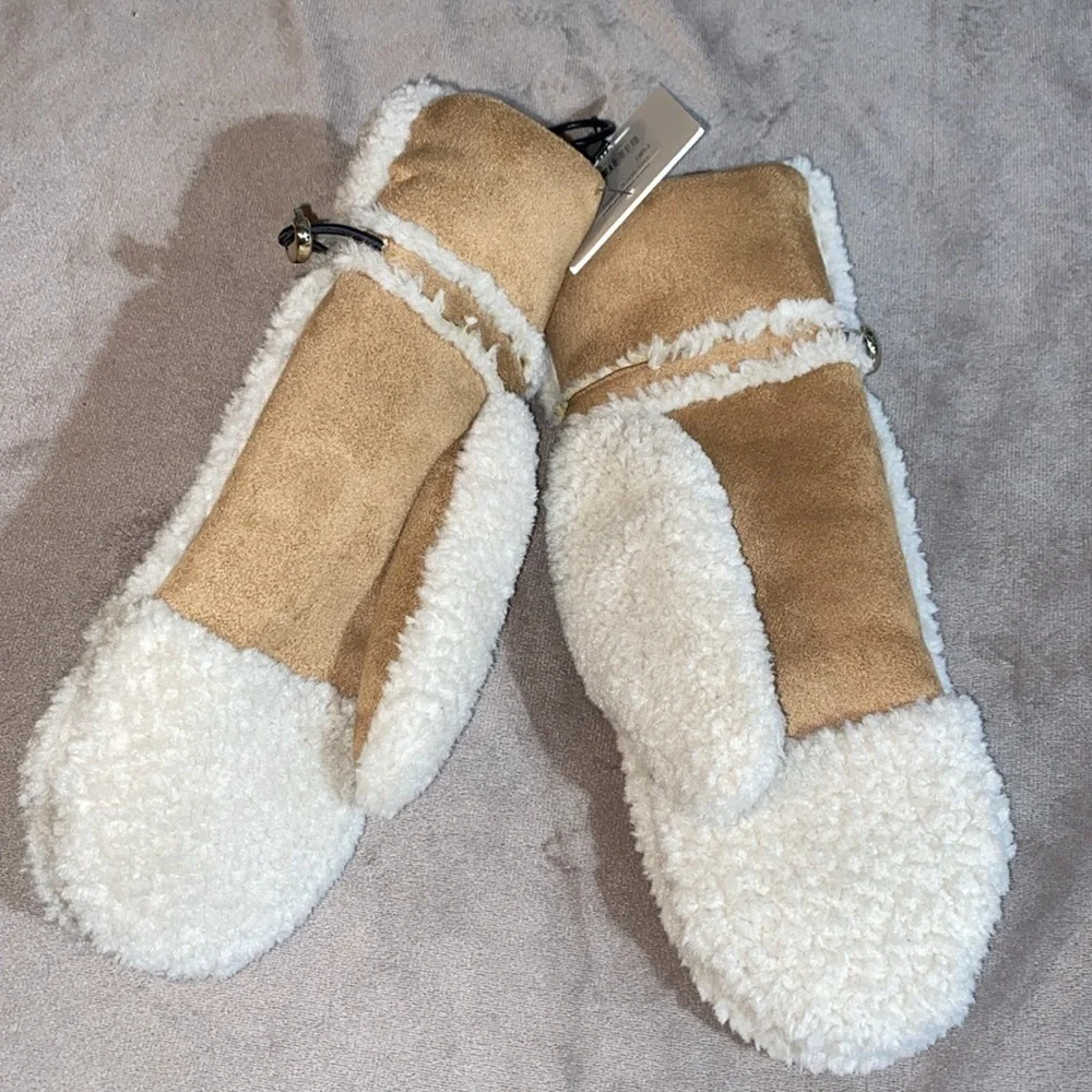 Calvin Klein faux fur Sherpa glove/mitten 🆕